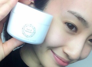 「エクラシャルム」の効果がスゴイ!有名モデルも愛用のニキビケアクリーム